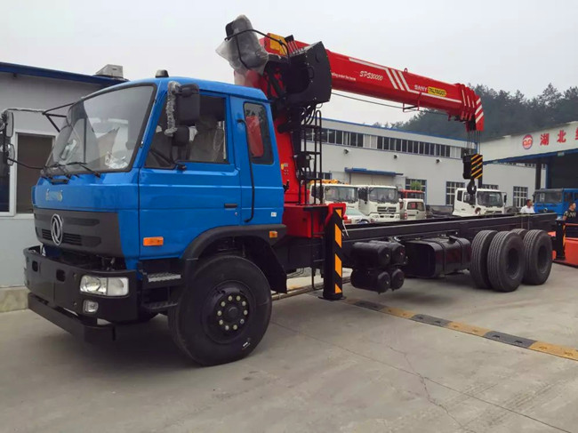 東風(fēng)153后八輪(可裝6.3~12噸吊機) 東風(fēng)153后八輪(可裝6.3~12噸吊機)