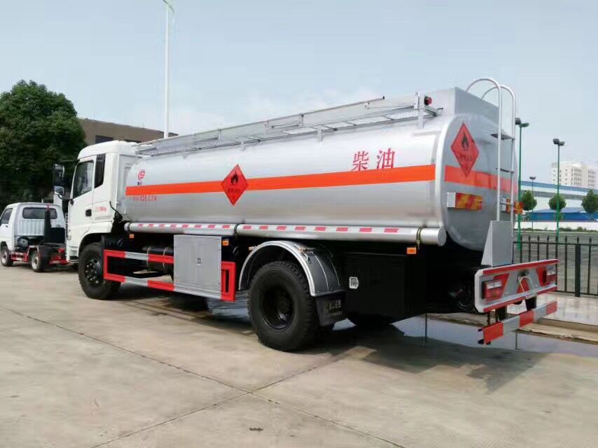 國五東風(fēng)新款后八輪運(yùn)油車 國五東風(fēng)新款后八輪運(yùn)油車