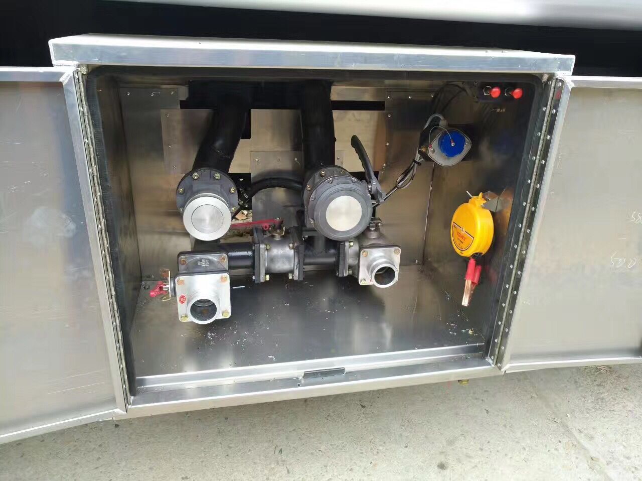 國五東風(fēng)12.5方運(yùn)油車 國五東風(fēng)12.5方運(yùn)油車