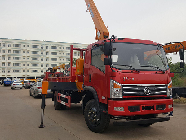 東風(fēng)廂長3.6米藍(lán)牌隨車吊