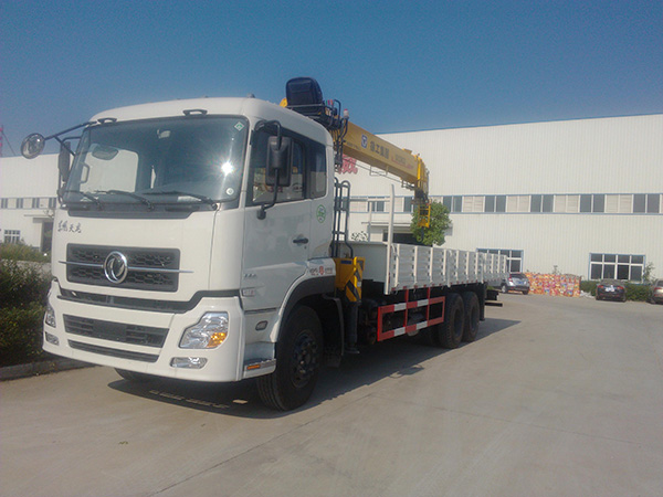 東風(fēng)天龍后八輪8.5米隨車吊 東風(fēng)天龍后八輪8.5米隨車吊