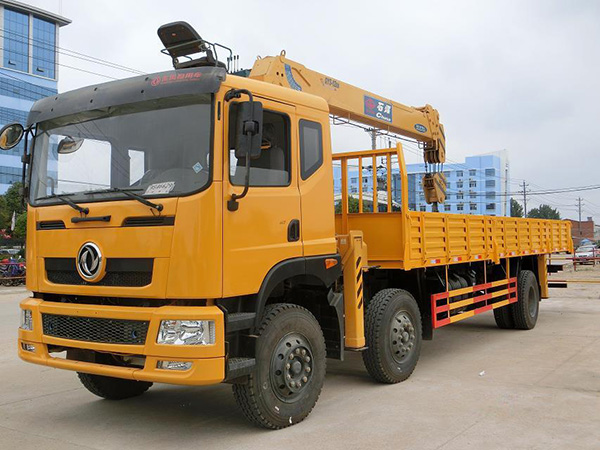東風(fēng)前四后四輪8.5米隨車吊 東風(fēng)前四后四輪8.5米隨車吊