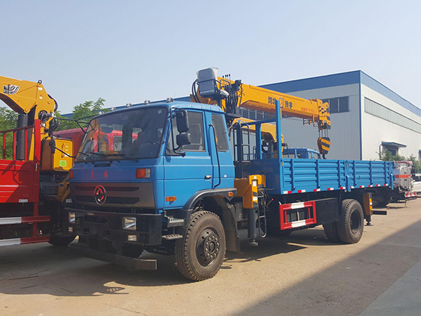 東風(fēng)5.8米貨箱隨車吊