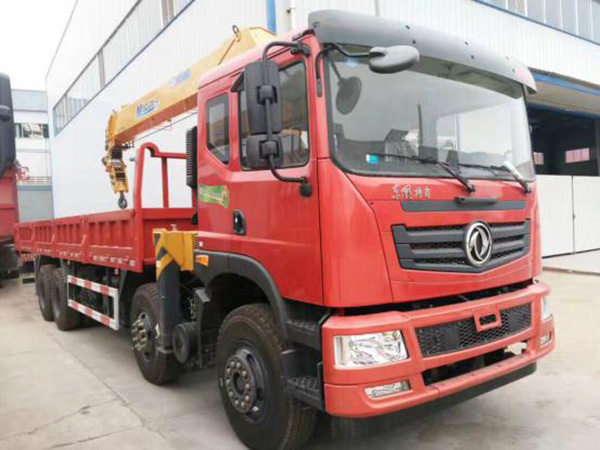 東風(fēng)征夢(mèng)前四后八輪隨車吊