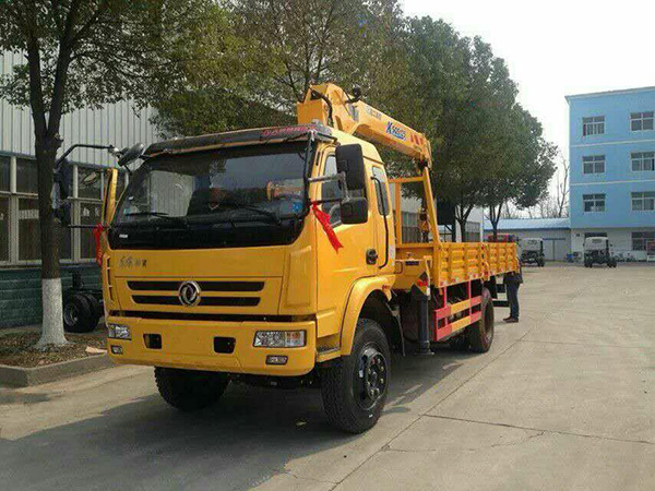 東風(fēng)廂長(zhǎng)5.1米隨車(chē)吊 東風(fēng)廂長(zhǎng)5.1米隨車(chē)吊