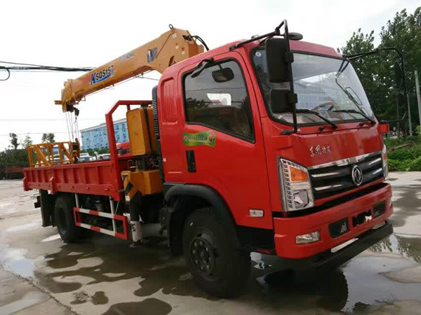 東風(fēng)廂長(zhǎng)5.1米隨車(chē)吊 東風(fēng)廂長(zhǎng)5.1米隨車(chē)吊