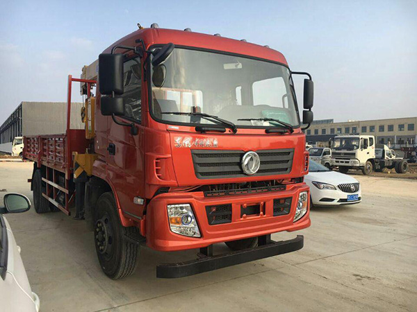 東風(fēng)廂長(zhǎng)6.1米隨車吊 東風(fēng)廂長(zhǎng)6.1米隨車吊