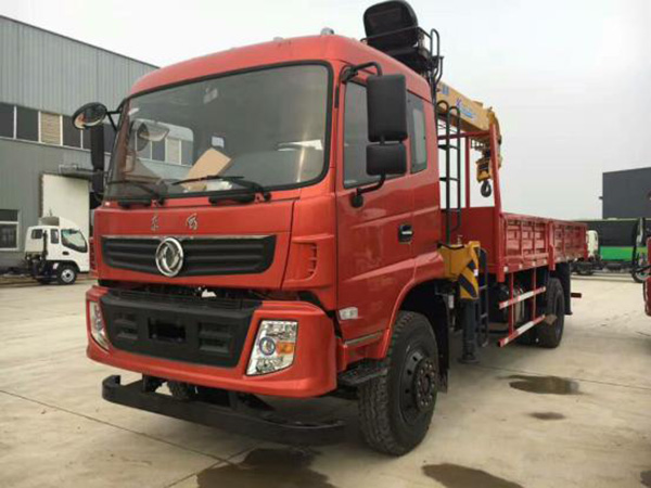 東風(fēng)廂長(zhǎng)6.1米隨車吊 東風(fēng)廂長(zhǎng)6.1米隨車吊