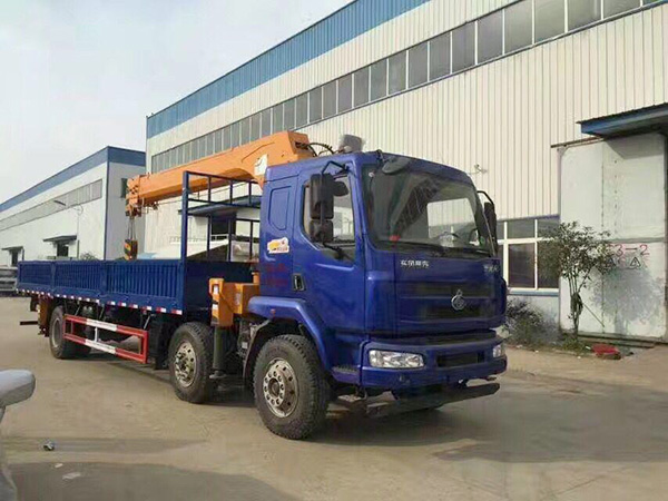 柳汽前四后四8.6米隨車(chē)吊