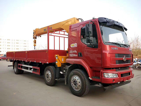 柳汽前四后四8.6米隨車(chē)吊