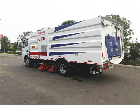 東風(fēng)多利卡D7掃路車