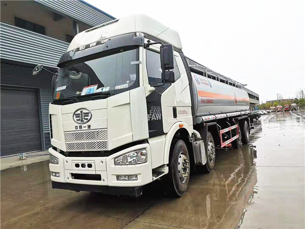 26方解放前四后六運(yùn)油車