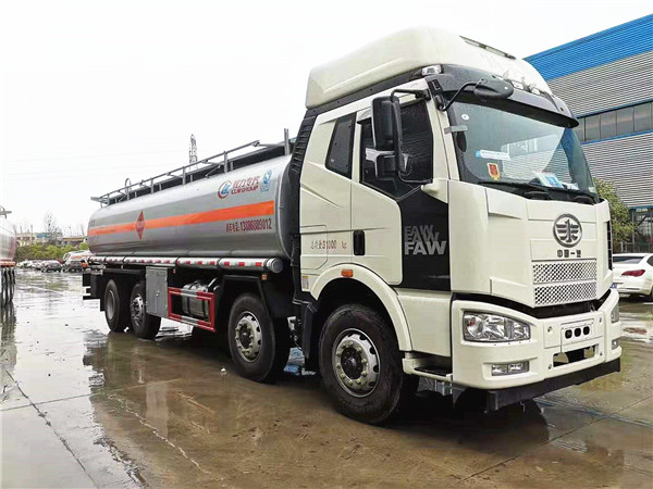 26方運(yùn)油車，解放前四后六運(yùn)油車發(fā)車到遼寧大連