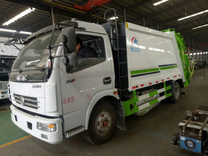 東風多利卡側(cè)裝壓縮式垃圾車