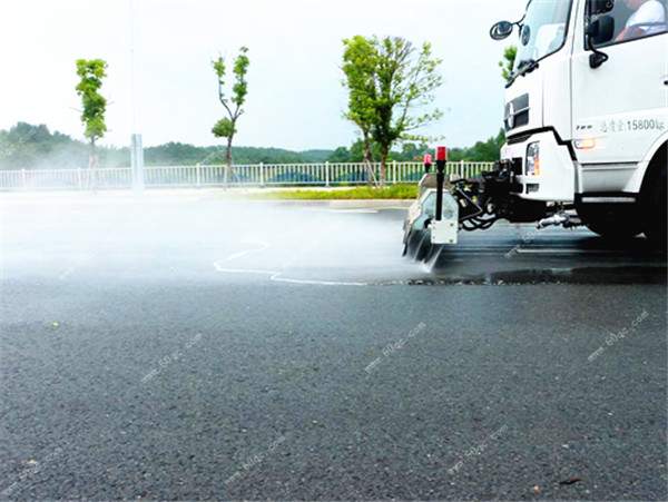 東風(fēng)天錦路面清洗車前部效果