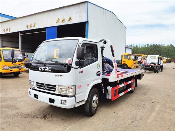 東風(fēng)多利卡藍(lán)牌一拖二清障車(chē)