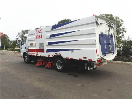 東風(fēng)多利卡D7掃路車
